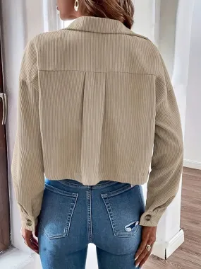 Heidi-Mode | Kurze Jacke mit Knöpfen und tief angesetzten Schultern