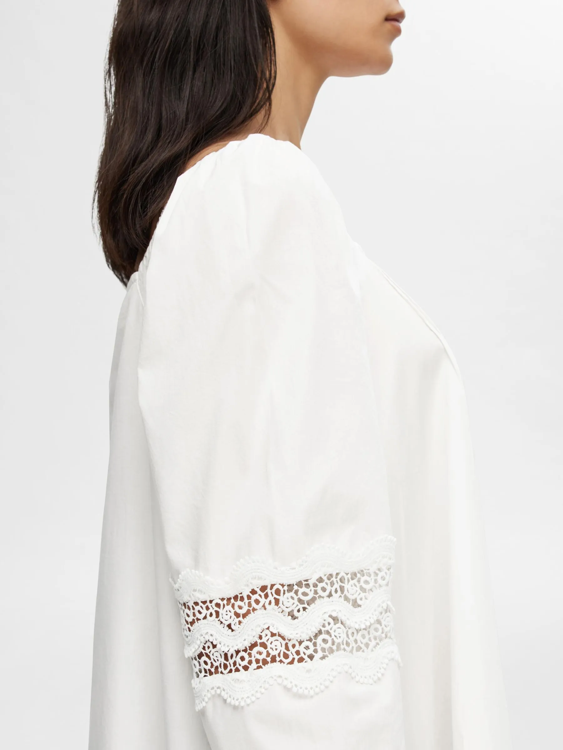 LANGÄRMELIGES SPITZEN MINIKLEID