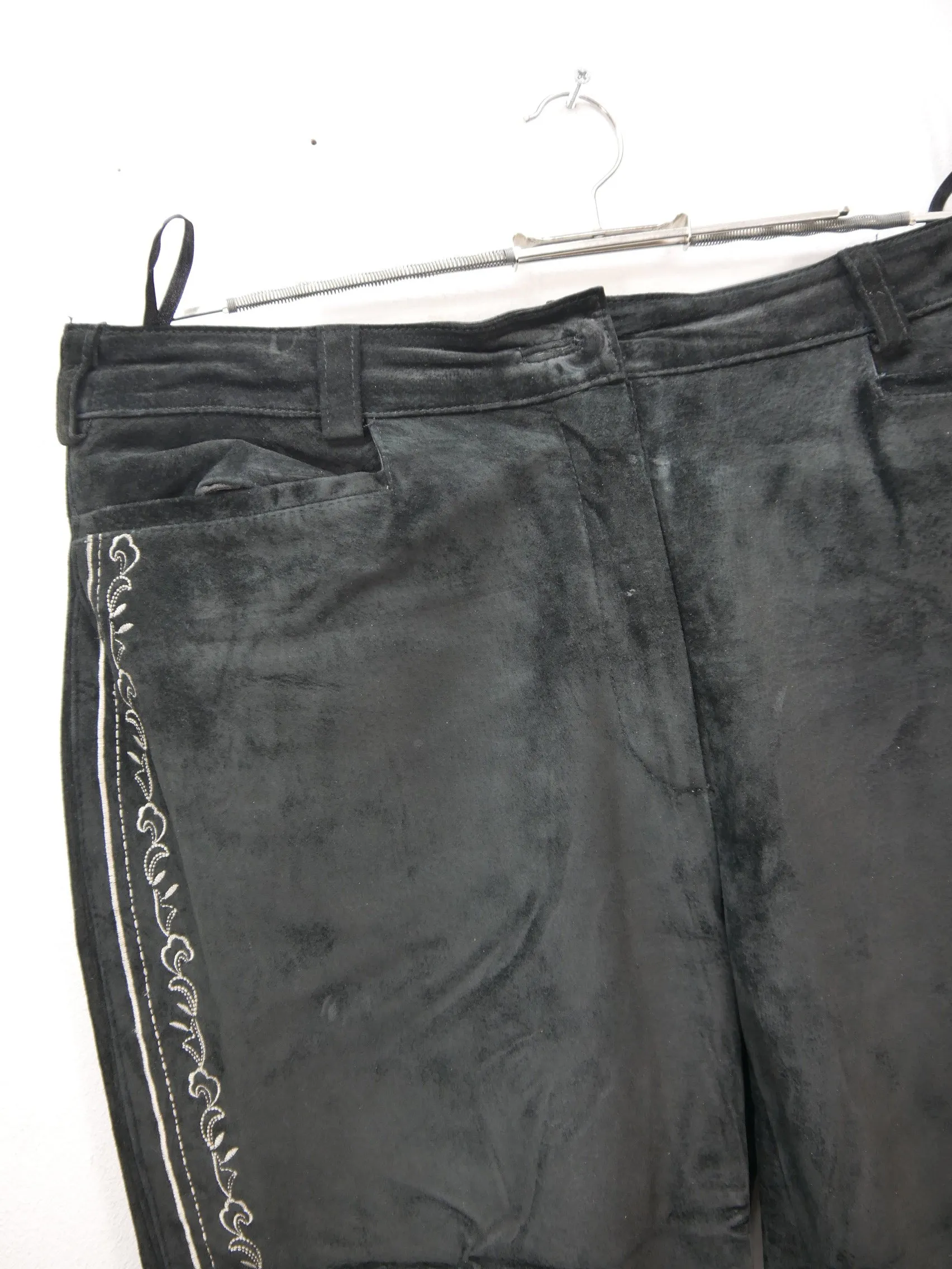 Leichte Landhaus Lederhose mit Stickerei Top Zustand Kniebund schwarz Gr.50