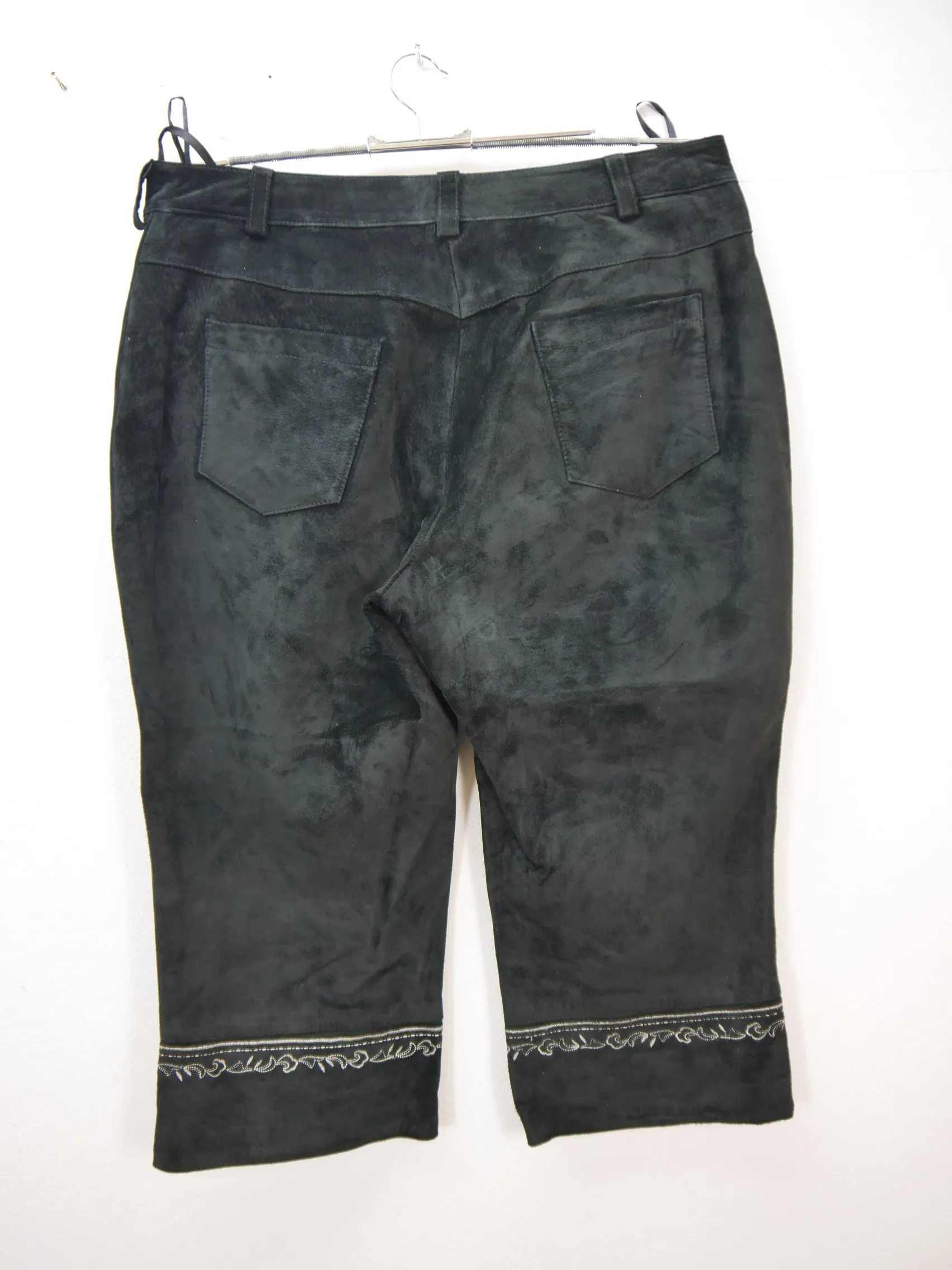 Leichte Landhaus Lederhose mit Stickerei Top Zustand Kniebund schwarz Gr.50